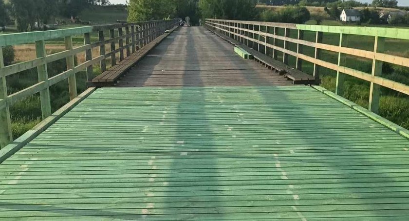 Trwa naprawa spalonego mostu w Bronowie [FOTO]