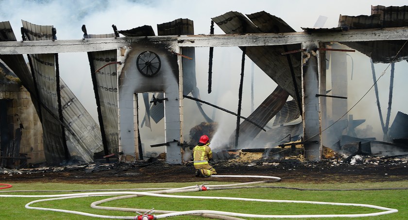 Pożar budynku gospodarczego w Czartorii. Na miejscu 7 zastępów straży pożarnej [FOTO]