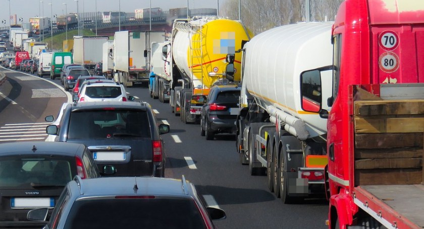 Zakaz wyprzedzania się ciężarówek na drogach szybkiego ruchu