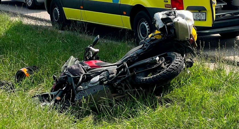 Wypadek z udziałem motocyklisty na drodze Łomża - Mężenin. Mężczyzna w szpitalu [FOTO]