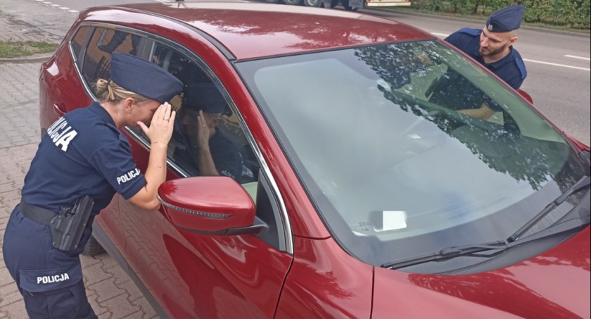 Łomżyńska policja apeluje: Nie zostawiaj dzieci oraz zwierząt w rozgrzanym samochodzie