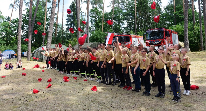 Ślubowanie i pasowanie młodych adeptów na członków Młodzieżowych Drużyn Pożarniczych z powiatu łomżyńskiego [FOTO]