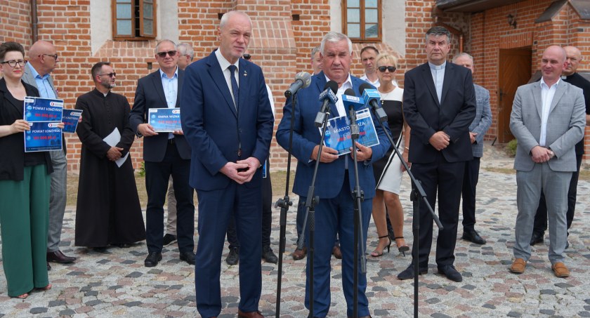 Wręczali czeki na ratowanie zabytków w powiecie łomżyńskim [VIDEO I FOTO]