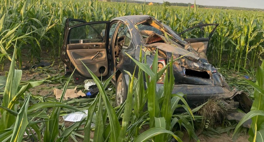 Wypadek osobówki na DK63. Trzy osoby trafiły do szpitala