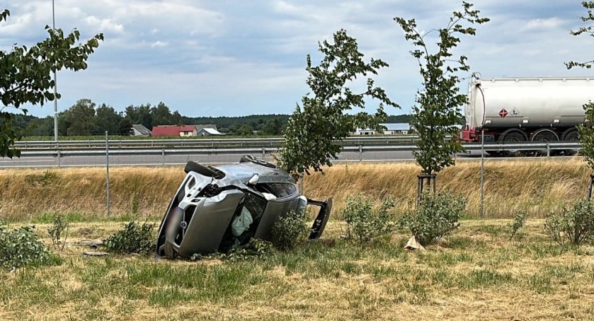 Samochód osobowy wypadł z drogi na trasie S8 [FOTO]