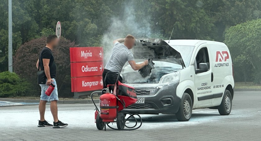 Pożar auta na ulicy Piłsudskiego w Łomży [FOTO] 