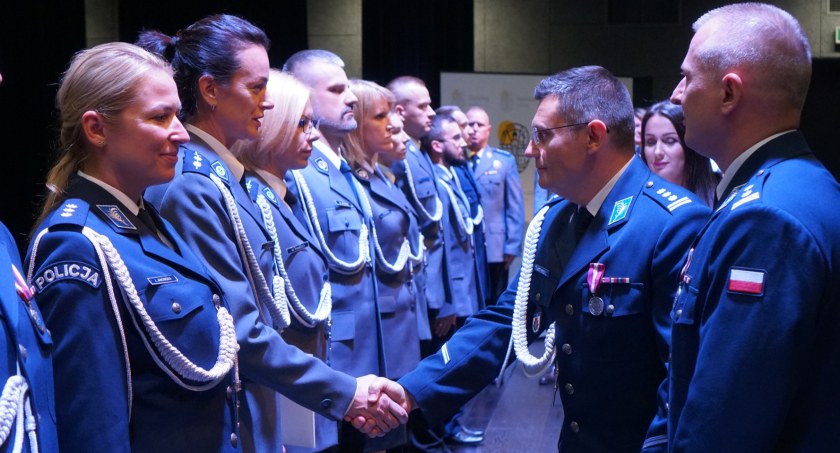 Święto Policji 2023 w Łomży. Awanse służbowe, odznaczenia i nowy odział prewencji [VIDEO I FOTO]