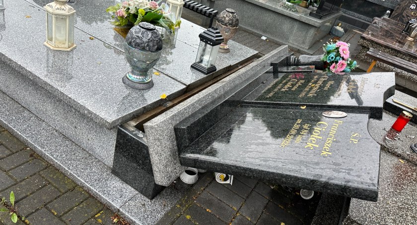 Dewastacja nagrobków na cmentarzu przy ulicy Kopernika w Łomży [FOTO]