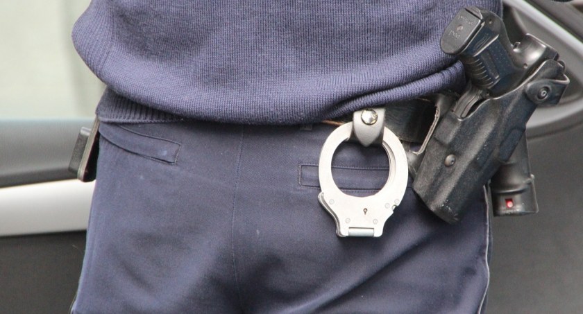 Poranny pościg za pijanym kierowcą. Policjant oddał dwa strzały w kierunku pojazdu