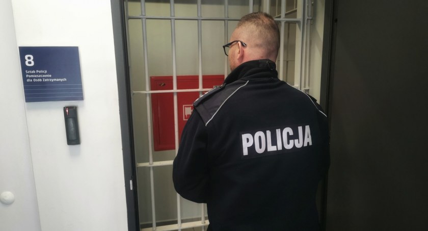 Łomżanin odpowie za liczne kradzieże z włamaniem. Łączna wartość strat to prawie 18 tys. 