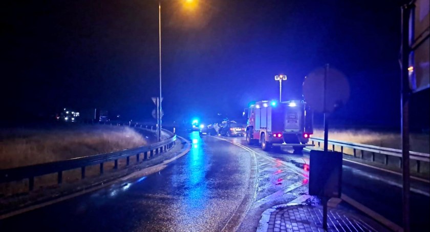 Nocny wypadek na DK 66. Trzy osoby przetransportowano do szpitala