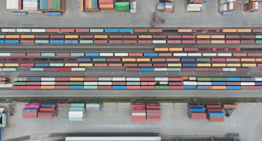 Transport towarów cargo — kiedy warto postawić na transport morski?