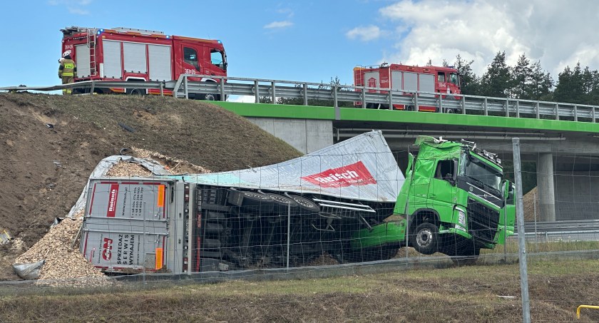 Ciężarówka spadła z wiaduktu na DK 61. Kierowcę zabrano do szpitala FOTO]
