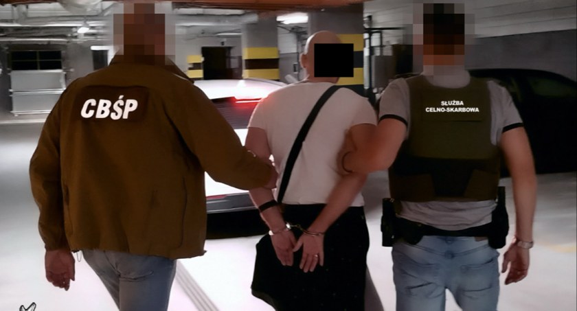 Zatrzymano trzy osoby podejrzane o pranie pieniędzy. Oszukali Skarb Państwa na około miliard złotych [FOTO]