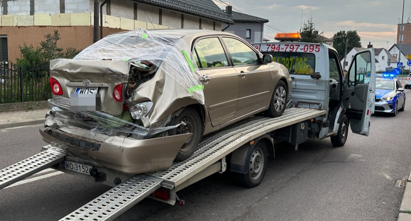 Dwie osoby trafiły do szpitala po zderzeniu pojazdów na ulicy Jedwabieńskiej [FOTO]
