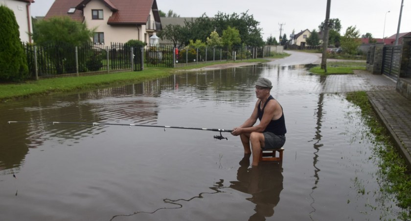 Ponownie zalało ulicę Leśną w Starych Kupiskach. Wójt gminy Łomża prosi o cierpliwość 