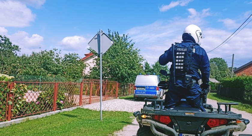 Zgubił się podczas zbierania grzybów. Odnaleźli go łomżyńscy policjanci [FOTO]