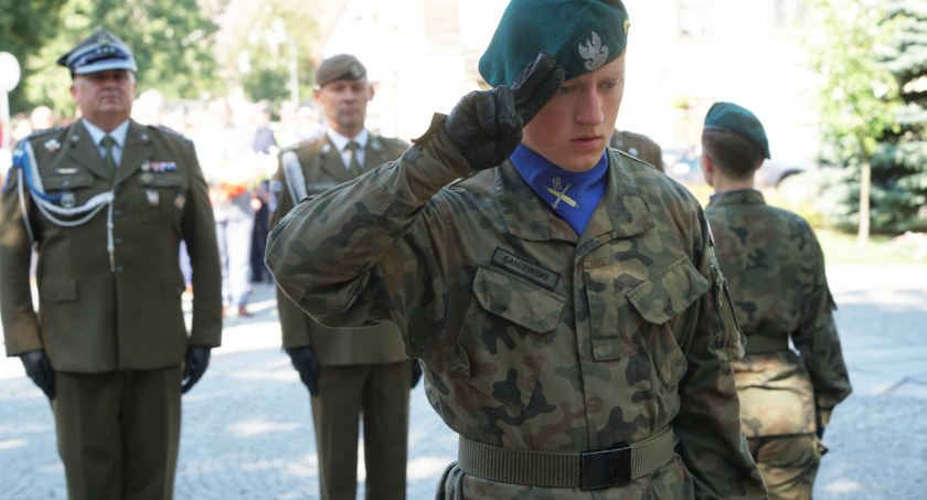 Święto Wojska Polskiego w Łomży. Kwiaty pod pomnikiem Żołnierzy 33 Pułku Piechoty [FOTO]