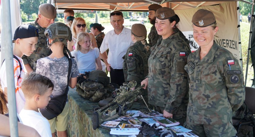 W Parku Jana Pawła II w Łomży trwa wojskowy piknik [FOTO]