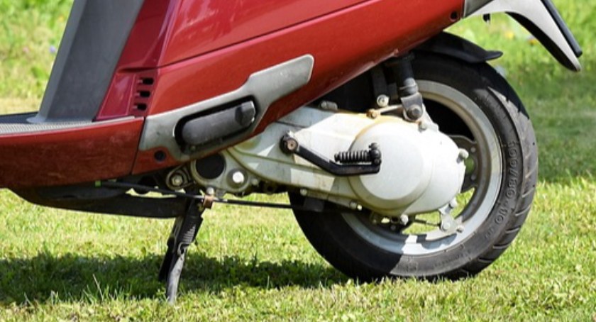 Na widok policji gwałtownie zahamował. 24-letni kierowca motoroweru był pijany!