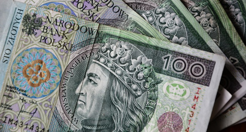 Pieniądze czekają w komendzie policji! Znalazł je mieszkaniec Łomży