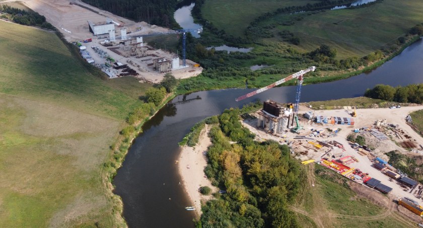 Najdłuższa przeprawa mostowa w Podlaskiem powstaje pod Łomżą [FOTO i DRON]