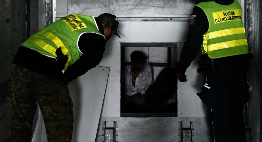 Nielegalni imigranci schowali się w ciężarówce [FOTO i VIDEO]