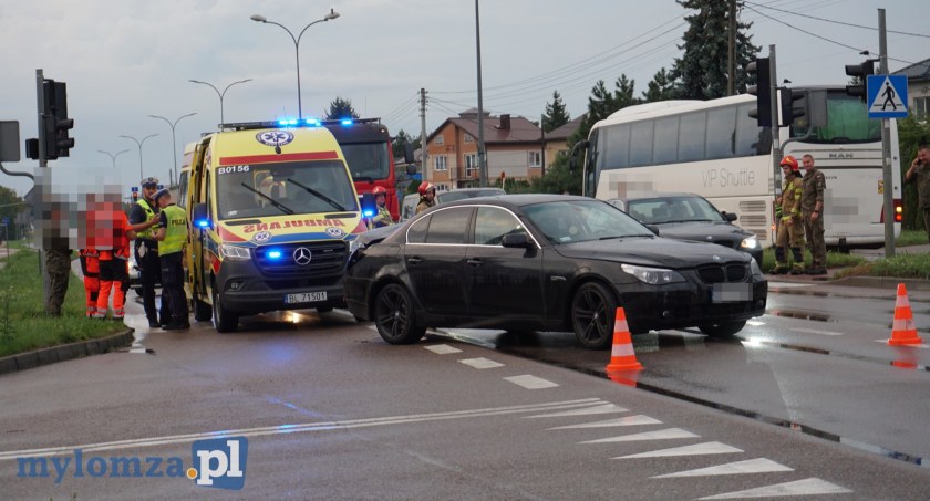 Autokar z żołnierzami uderzył w osobówkę. Jedna osoba w szpitalu [FOTO]