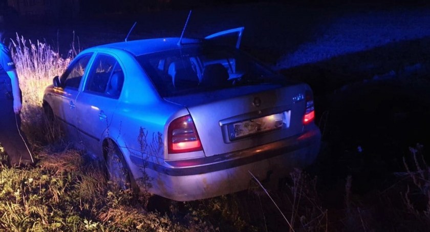Pościg za kierowcą. Mężczyzna uderzył w radiowóz i wjechał do rowu 