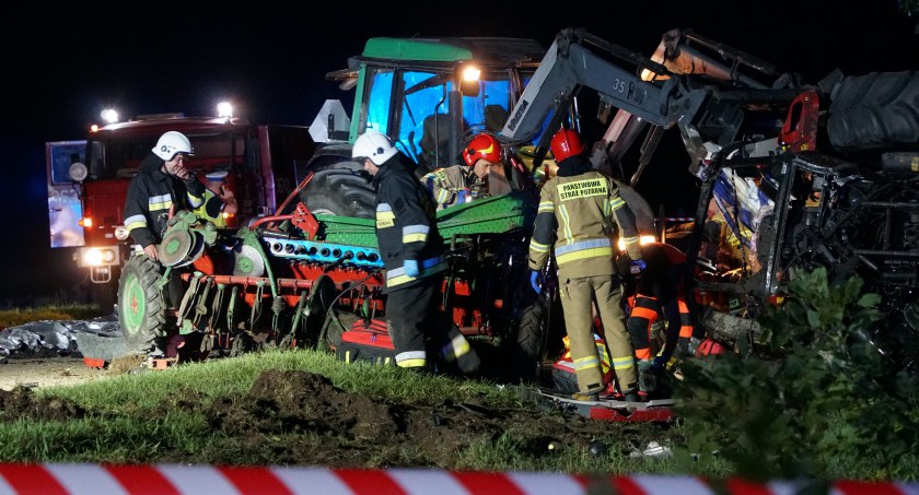 Dwie osoby nie żyją po wypadku traktora i osobówki za Śniadowem [FOTO]