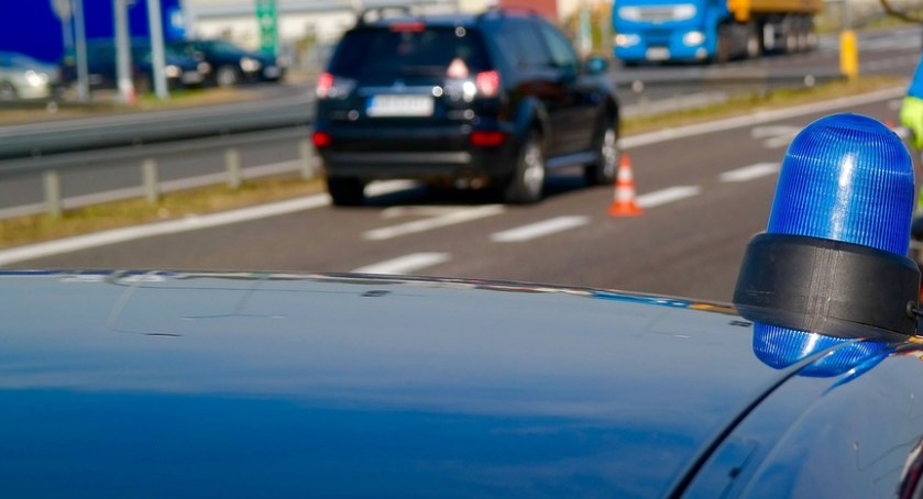 Pijani kierowcy na łomżyńskich drogach. Jeden uciekł z miejsca stłuczki, a drugi jechał po krawężniku