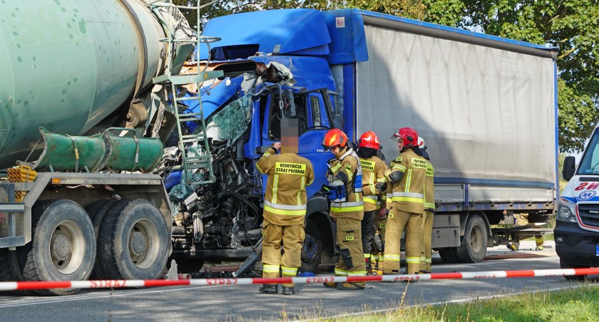 Uwaga kierowcy! Zablokowana droga po zderzeniu dwóch ciężarówek w gminie Miastkowo [FOTO]