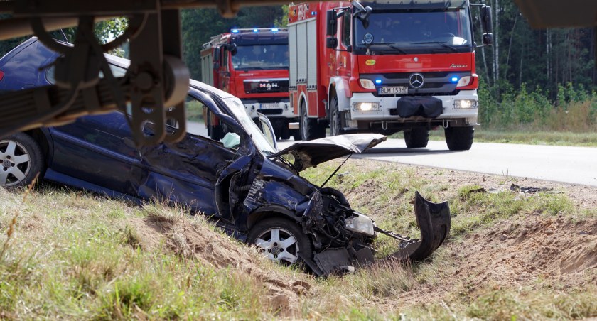 Zderzenie samochodu z traktorem na trasie Wizna - Jedwabne. Dwie osoby poszkodowane [FOTO]