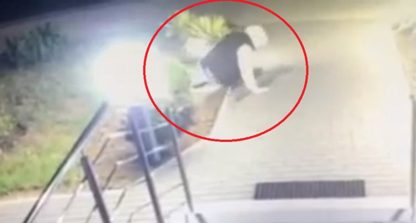 20-latek siłował się z lampą. Zrobił to przed komendą policji [VIDEO]