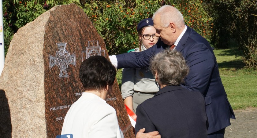 Jedwabne upamiętniło swojego niezłomnego bohatera. Pomnik odsłonił minister Jacek Sasin [FOTO]