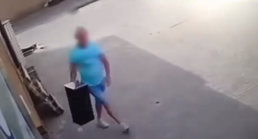 Ukradł śmietnik, bo chciał zrobić żonie prezent [VIDEO]