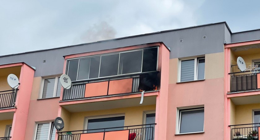 Pożar w bloku na Kazańskiej! Na miejscu pracują służby [FOTO]