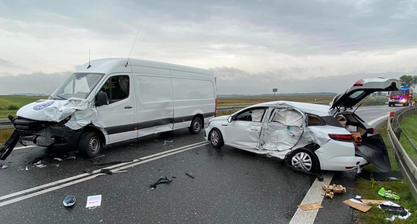 Kolizja na DK63. Osobówka zderzyła się z busem transportu medycznego [FOTO]
