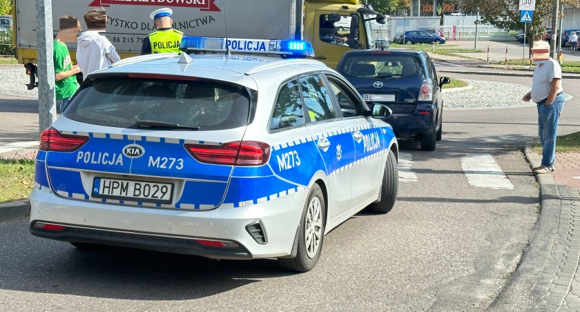 Potrącenie przy rondzie Sasinowskiego w Łomży. Kobieta w szpitalu 