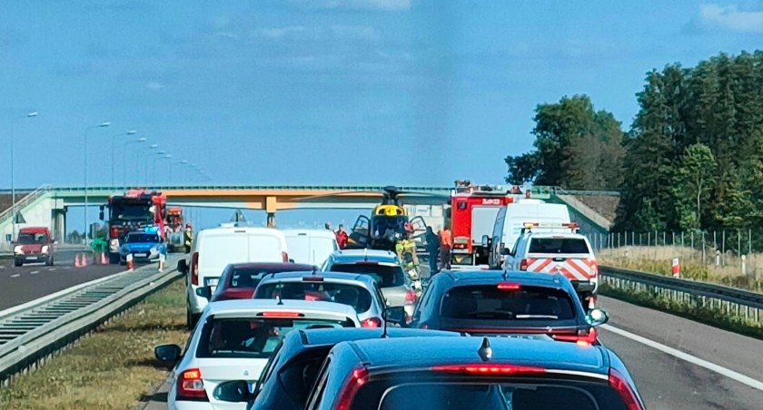 Zderzenie busa z ciężarówką na S8. Na miejscu lądował śmigłowiec LPR [FOTO]