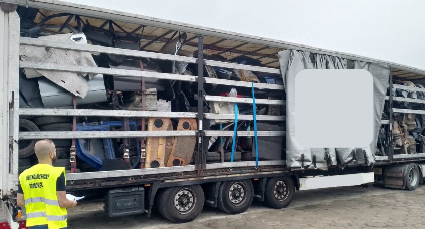 Inspektorzy z łomżyńskiego oddziału WITD zatrzymali ciężarówkę z nielegalnym transportem