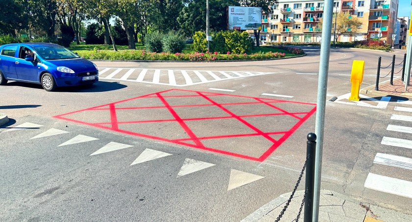 Nowe oznakowanie na rondzie Kościuszki w Łomży. Na co powinni uważać kierowcy? [FOTO]