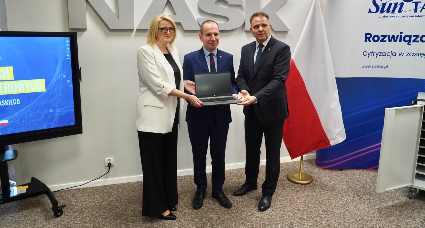 Mobilne pracownie komputerowe trafią do dwóch szkół w Łomży