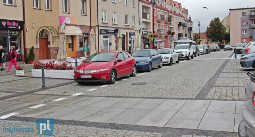 Nowe miejsca parkingowe na Starym Rynku. Czy będzie mniej mandatów? [FOTO]