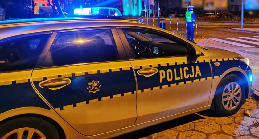 Szli z piwem i niszczyli plakaty wyborcze! Łomżyńscy policjanci zatrzymali dwie osoby