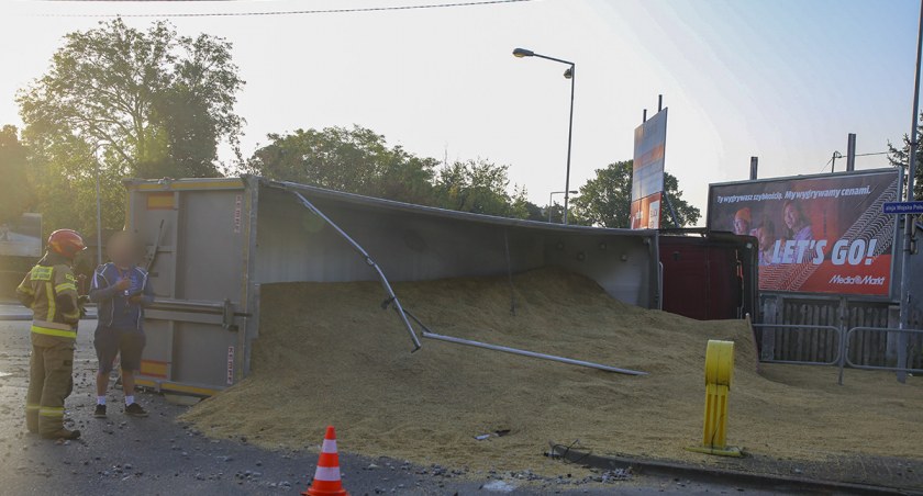 Prawie 20 ton zboża wysypało się na drogę. Kierowcy podróżujący z Łomży do Ostrołęki mogą spodziewać się utrudnień [FOTO]
