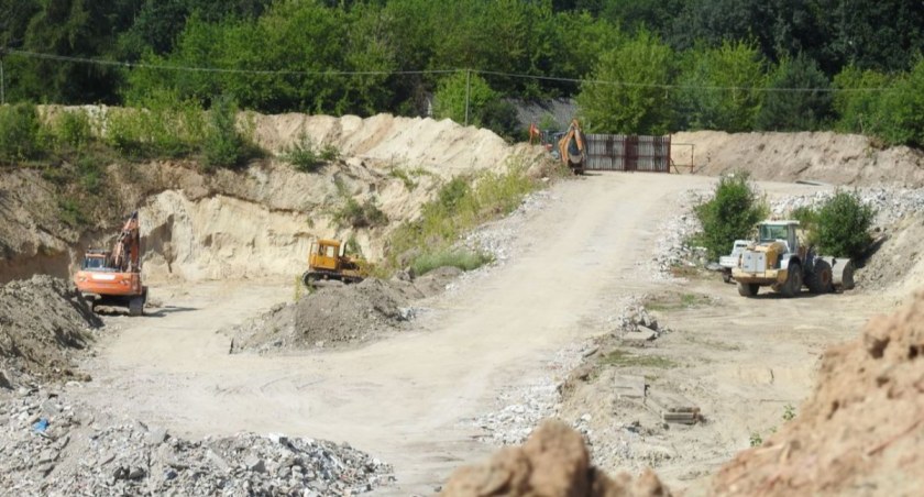 Nielegalne wysypisko odpadów w regionie. Dwaj mężczyźni zatrzymani na gorącym uczynku