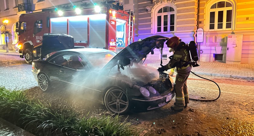 Wieczorny pożar mercedesa przed sądem w Łomży [FOTO]