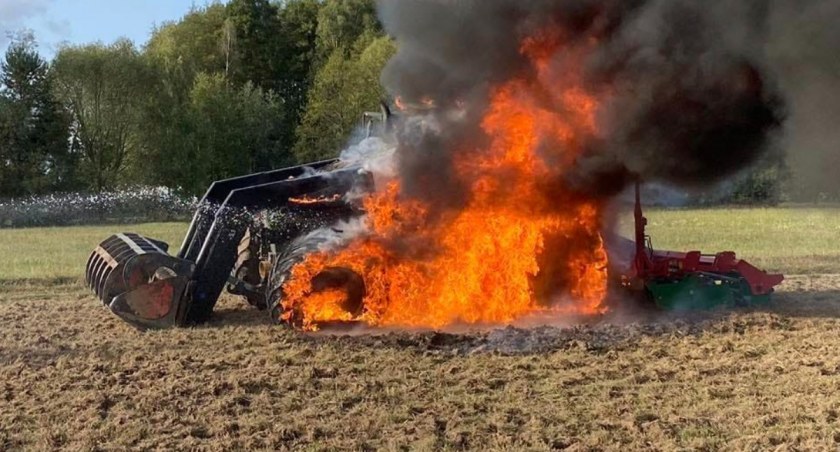 Ciągnik spłonął na polu [FOTO]