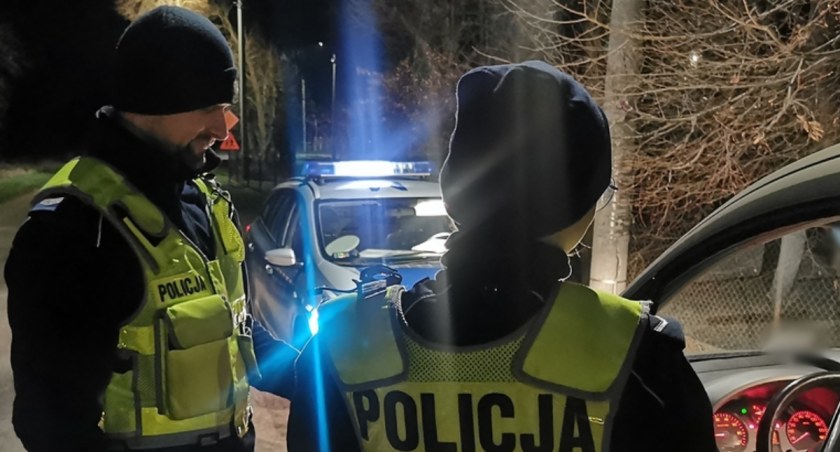 Kierował mając prawie 4 promile. Policjantom tłumaczył, że wypił wódkę i dwa piwa